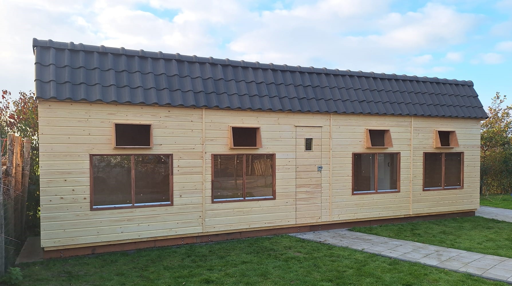 Breed standaard duivenhok met OVH pannen